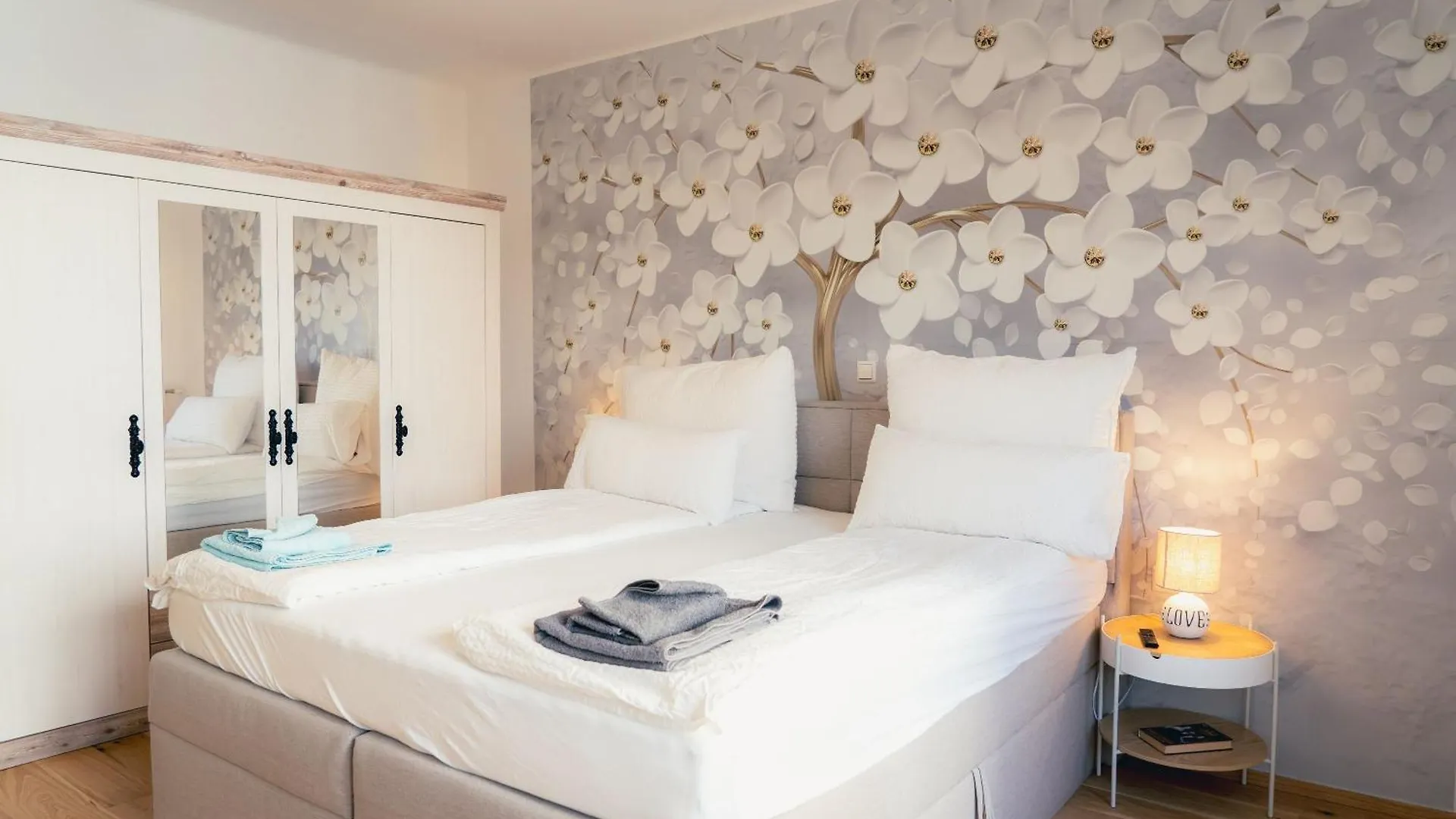 Tamliving Graz Zentrum Balkon Kuche Smart Tv Ausblick